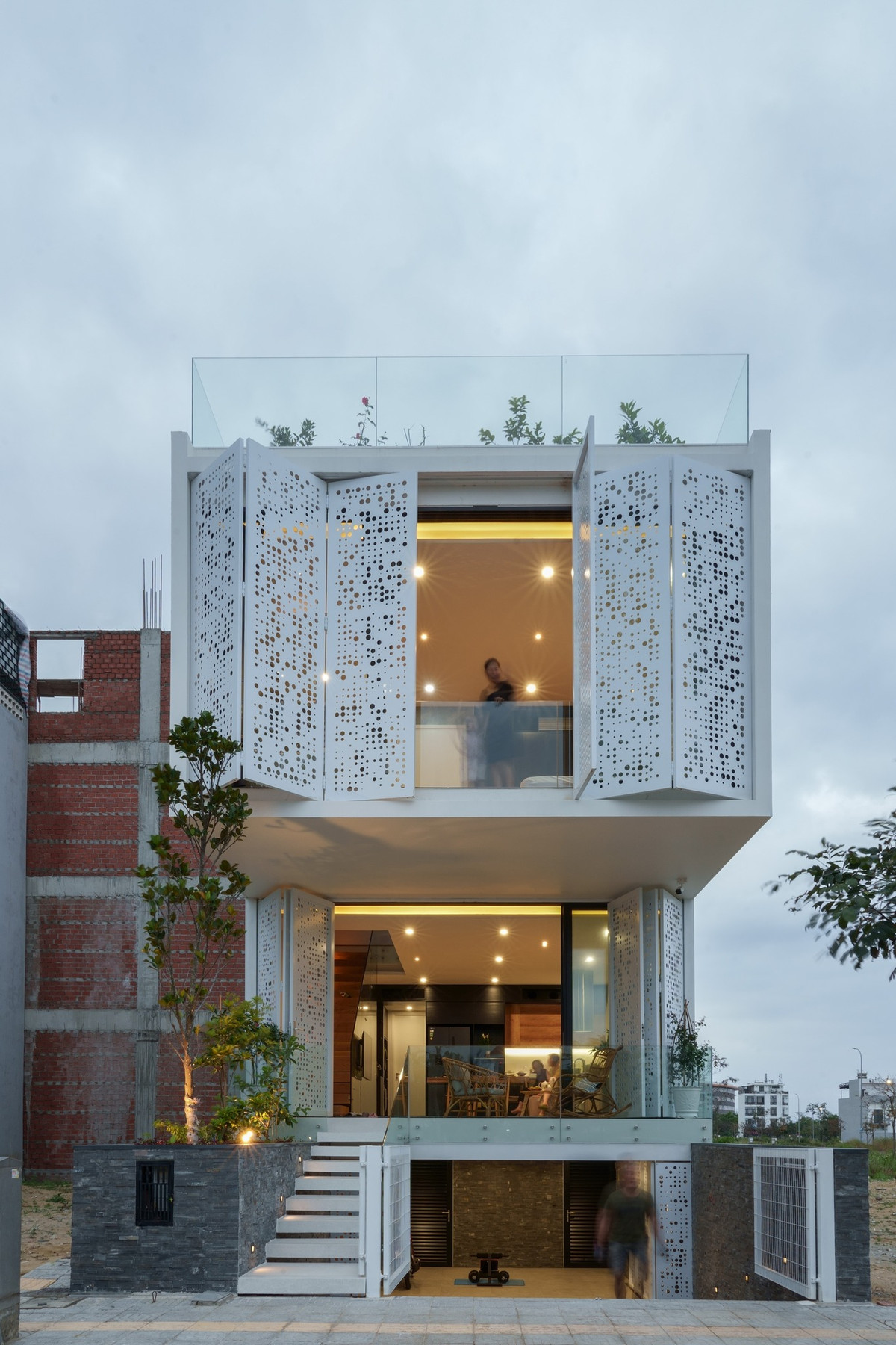 Để giải quyết vấn đề về năng lượng, kiến trúc sư tính toán để sử dụng tối ưu nguồn năng lượng mặt trời và gió tự nhiên.