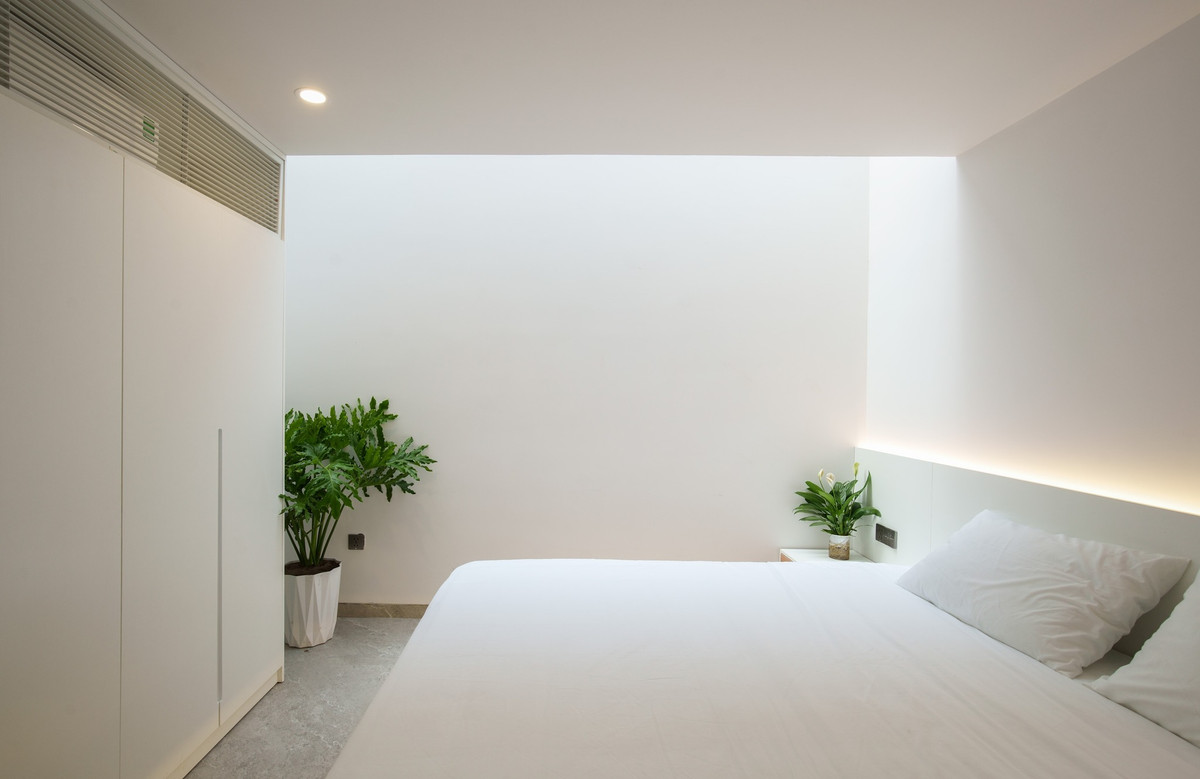 Trên tầng hai, có hai phòng ngủ, một ở phía trước và một ở phía sau. Ở giữa hai phòng ngủ là không gian thờ cúng.