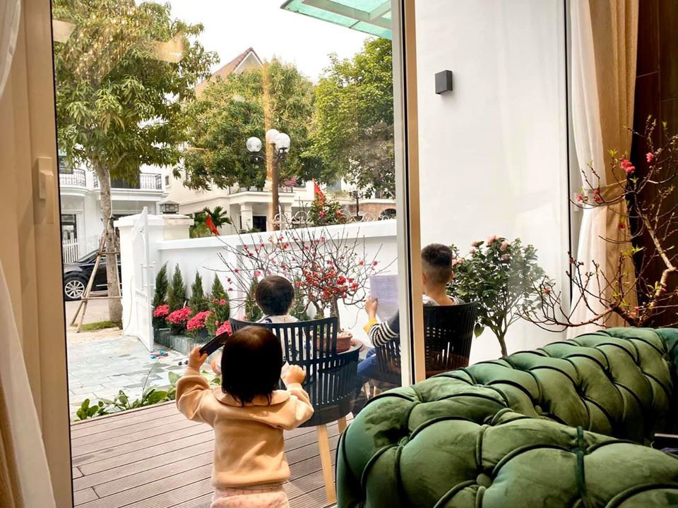 Góc sân trước là nơi trẻ con thích tụ tập, nô đùa.