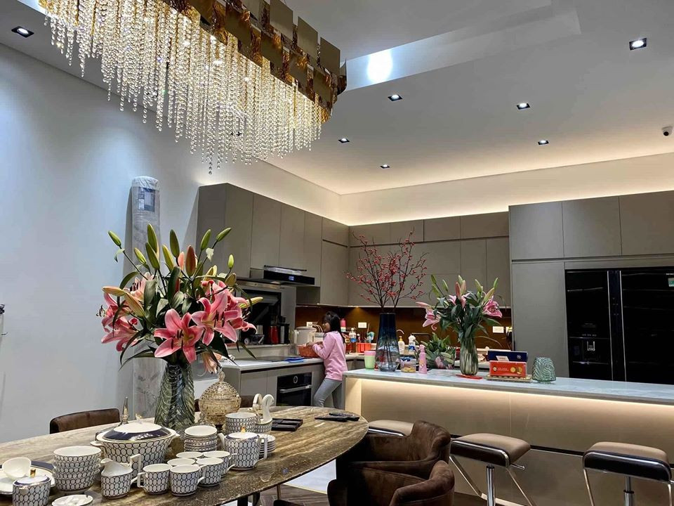 Nhà bếp rất rộng, sử dụng gam màu trắng chủ đạo.