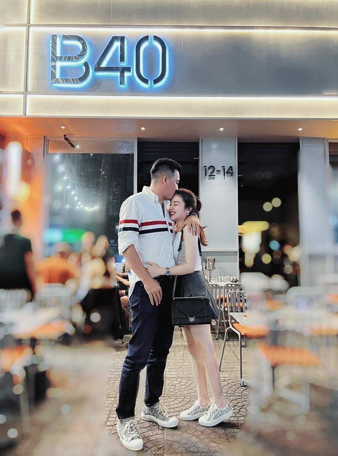 Mới đây, Hằng Túi thông tin chính thức ly hôn người chồng thứ 2, thừa nhận chuyện đang làm mẹ đơn thân và cũng trong mối quan hệ mới với người bạn trai là tổng giám đốc 1 công ty.