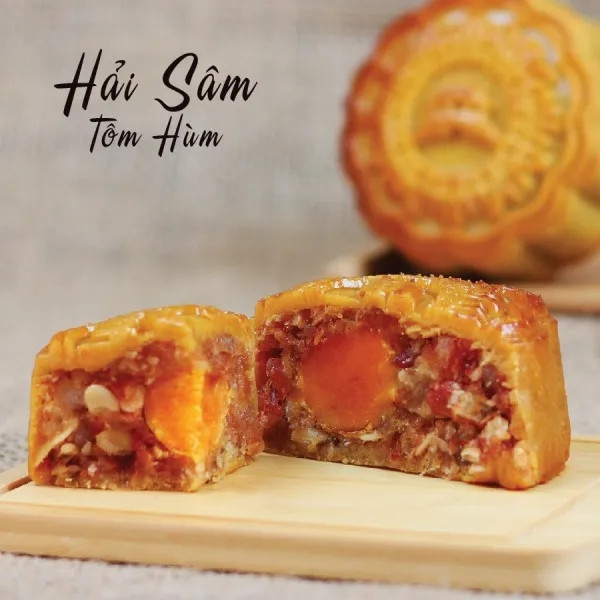 Một hiệu bánh tại quận 3 (TP HCM) giới thiệu một số sản phẩm mới năm nay của cửa hàng như tôm Alaska xốt tiêu đen, cua hoàng đế xốt Singapore hay sò điệp Nhật xốt X.O. Ảnh minh họa