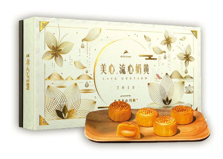 Bánh trung thu lava trứng chảy nổi tiếng của Hong Kong làm “tan chảy” bao trái tim giới trẻ “nghiện custard” với chất nhân sệt, dẻo quánh như lòng đào trứng. Ảnh: Traicayhatsay