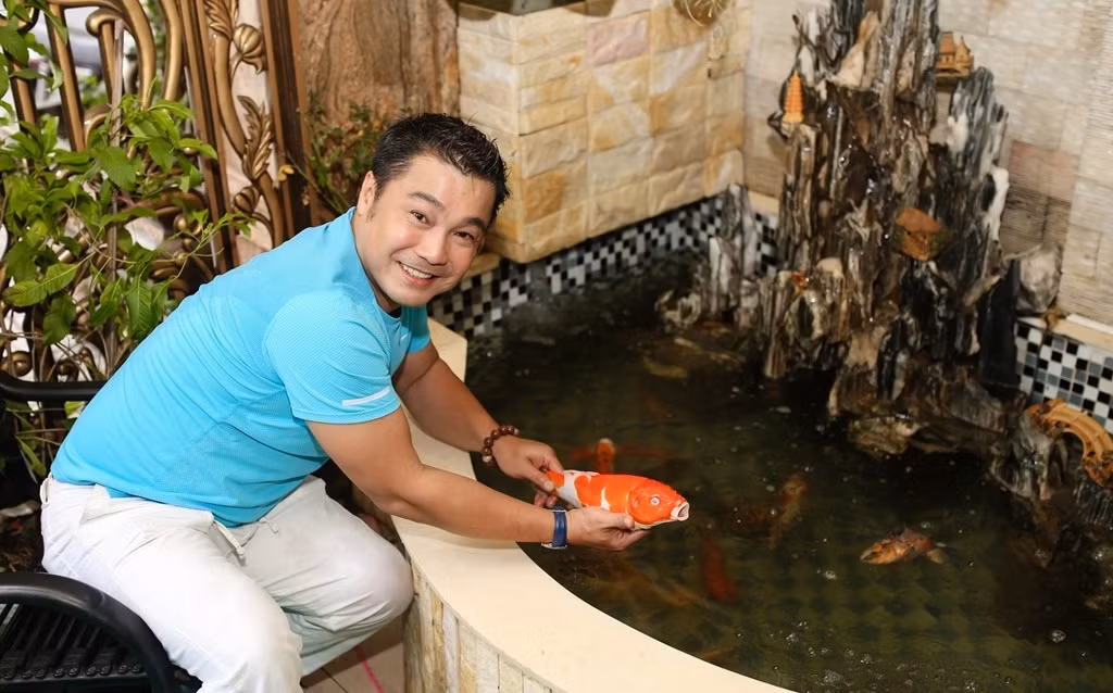 Một khoảng sân trước nhà được Lý Hùng trồng cây, nuôi chim và cá. Ảnh: Zing