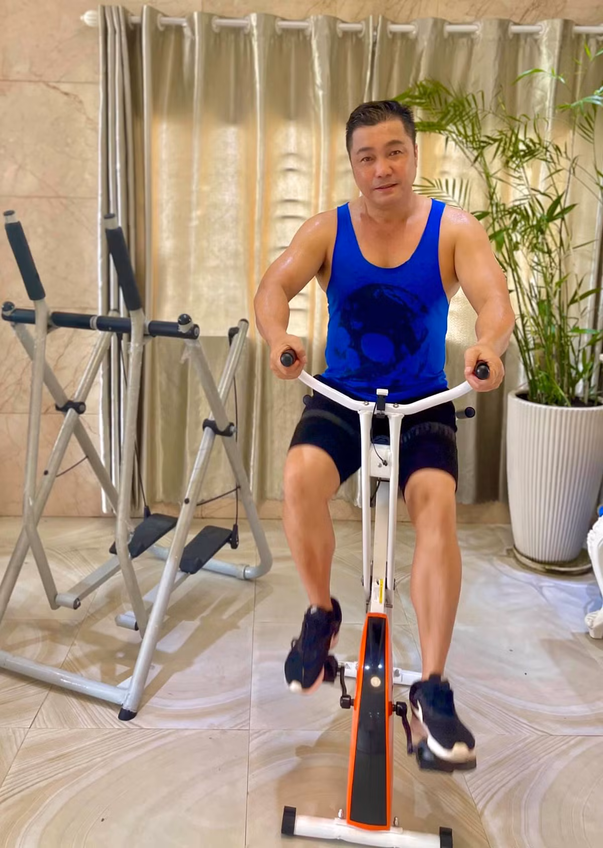 Nam diễn viên dành không gian để luyện tập thể thao trong nhà. Ảnh: FBNV