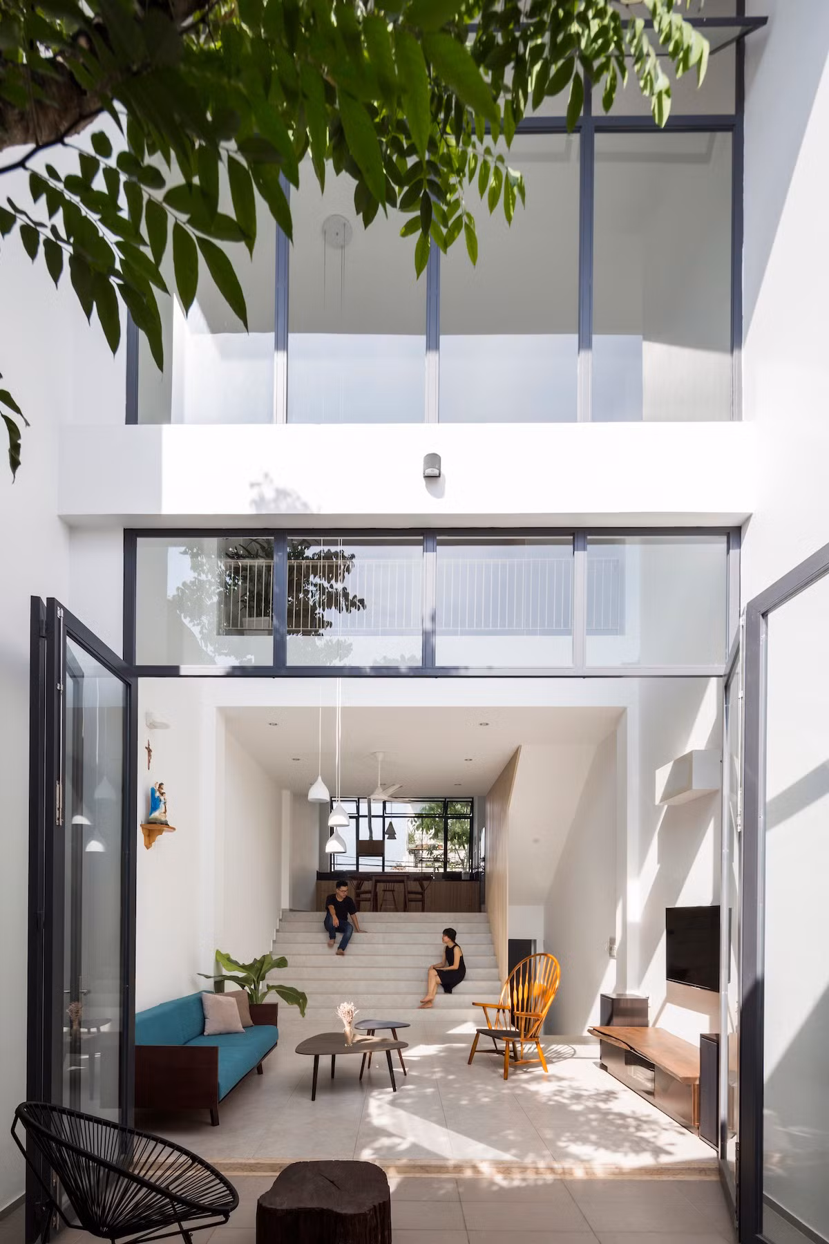 Kiến trúc sư sắp đặt không gian ngược so với nguyên tắc thông thường. Phòng khách bố trí ở phía sau nhà, quay về hướng Đông.