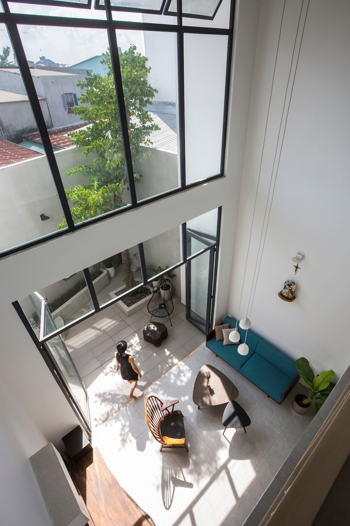 Do đó, một không gian sống bình yên, trong lành, gần gũi với thiên nhiên, cảm nhận ánh nắng và gió là điều mong muốn của nhiều gia chủ.