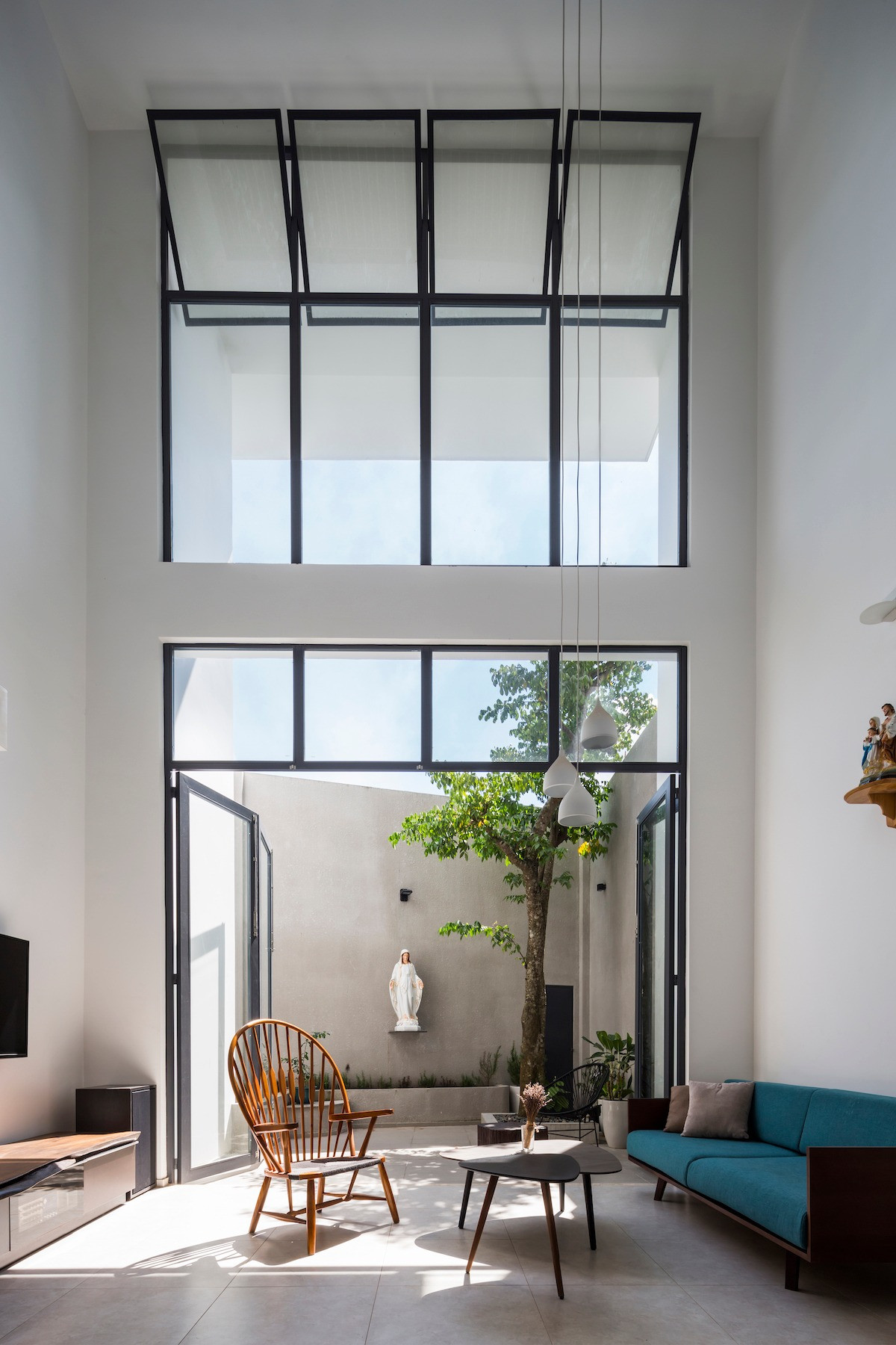 Mặt chính ngôi nhà hướng Tây là trở ngại đáng kể nếu mở quá nhiều trên mặt này.