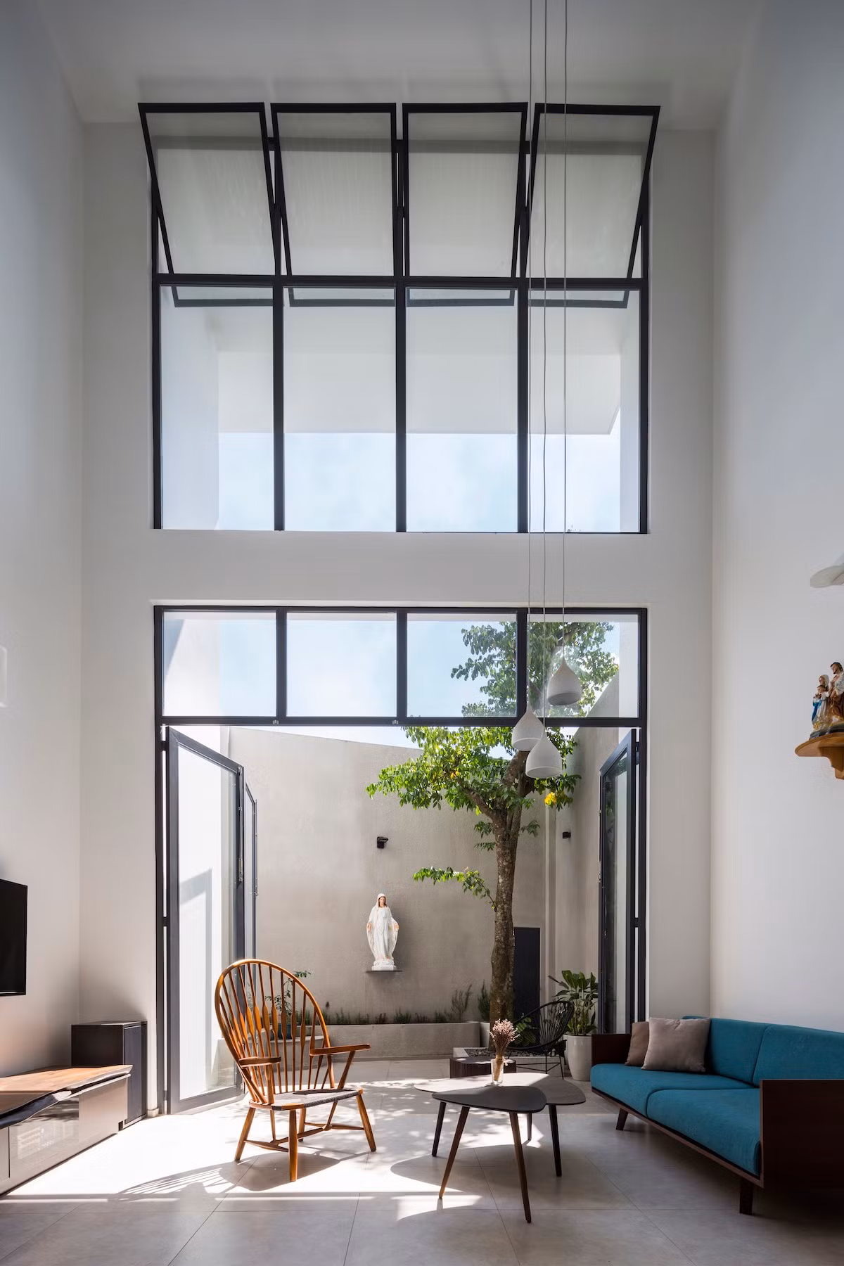 Mặt chính ngôi nhà hướng Tây là trở ngại đáng kể nếu mở quá nhiều trên mặt này.