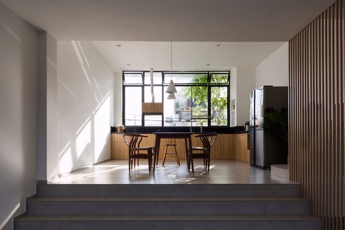 Phòng ăn cũng quay về hướng Đông, sau đó ra sân sau.