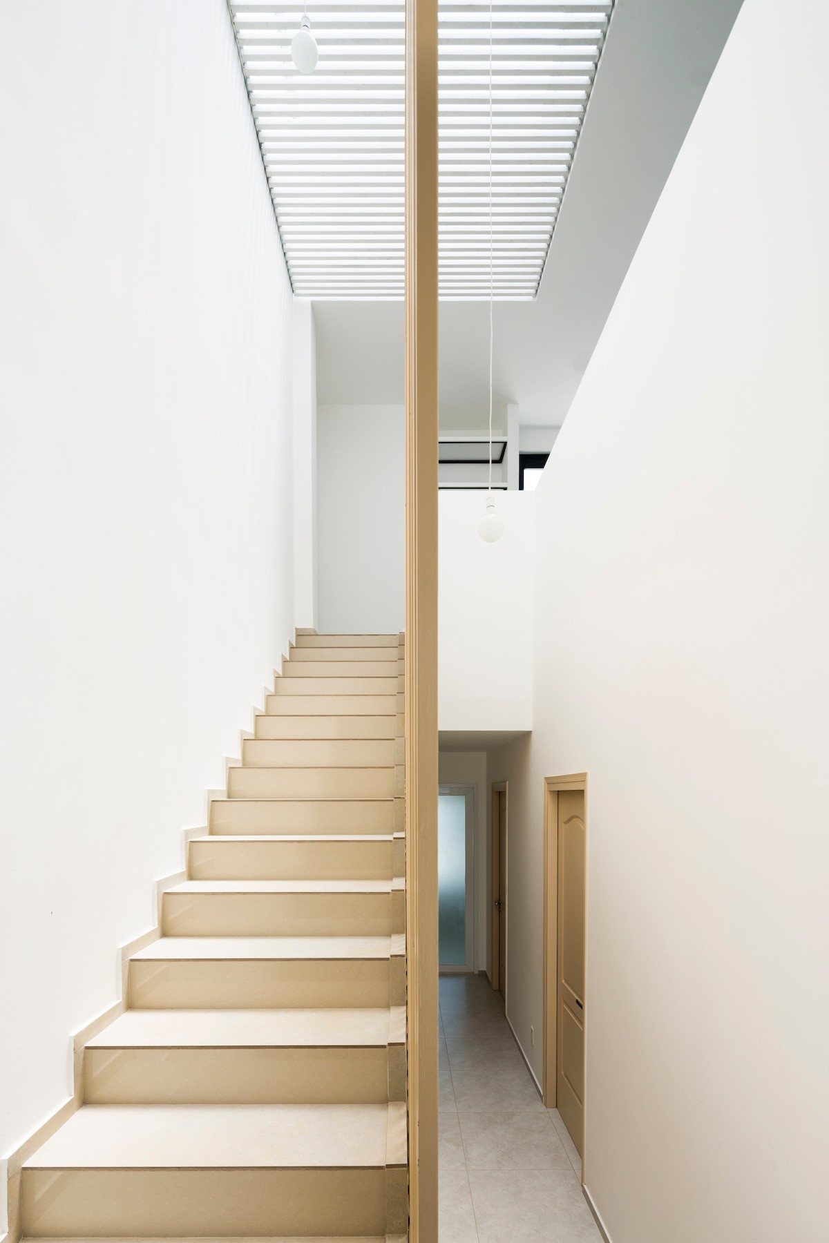 Mọi không gian chức năng trong nhà phố đều được thiết kế mở và bố trí theo hướng lệch tầng.