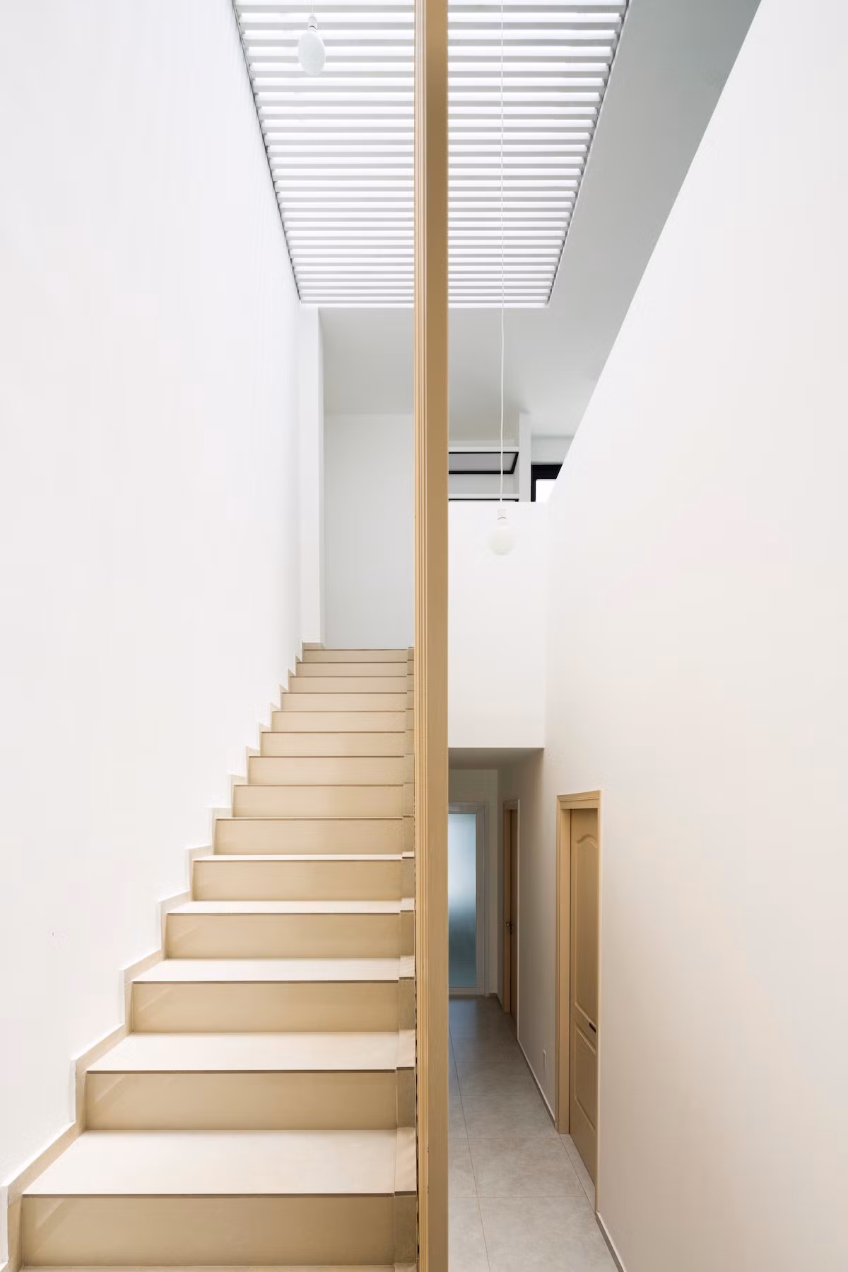 Mọi không gian chức năng trong nhà phố đều được thiết kế mở và bố trí theo hướng lệch tầng.