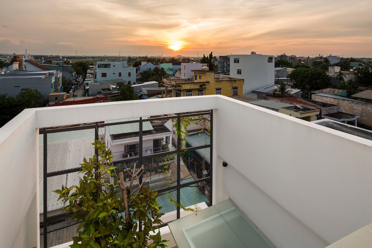 Trên diện tích 4,8m x 22m, căn nhà gồm 1 trệt, 2 lầu và 1 sân thượng, chứa đựng phòng khách, bếp, chỗ làm việc, phòng ngủ, sân phơi và vườn trên mái.