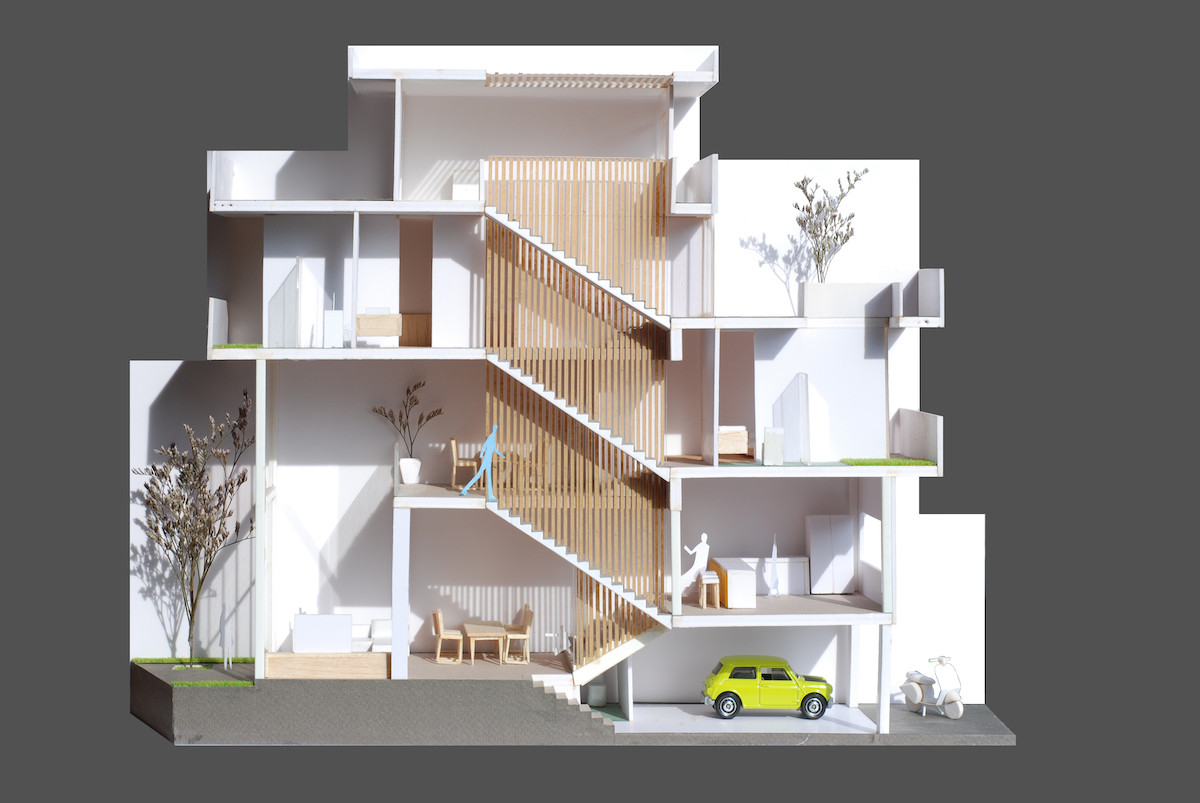 Nhà xe ở tầng trệt và bếp ở tầng 1 được sắp xếp về hướng Tây.