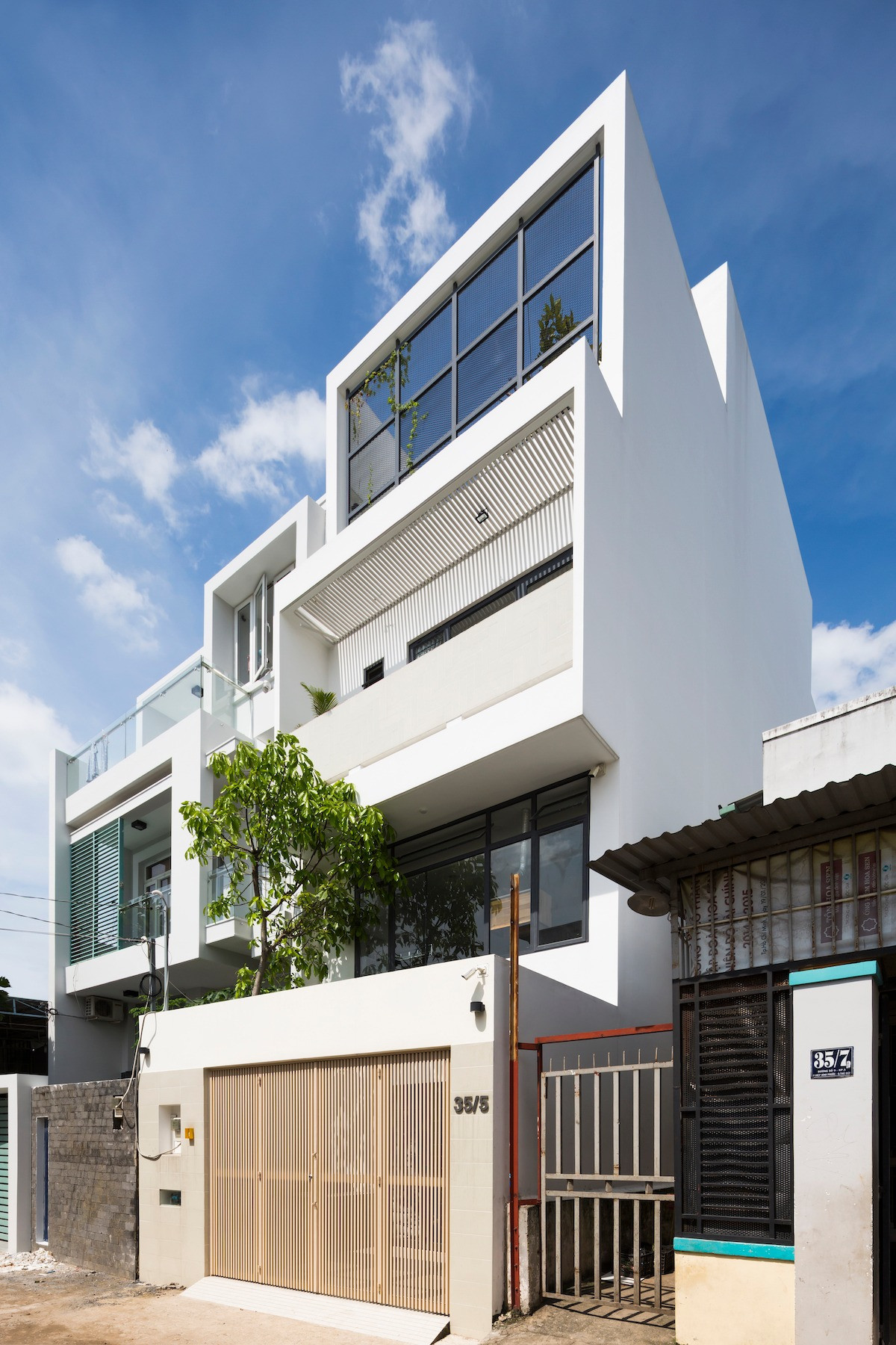 Người Sài Gòn cảm nhận được thành phố mỗi một năm qua đi lại đông đúc hơn, nén chặt hơn một chút vì sức nóng của phát triển kinh tế và đô thị. Điều này vô tình làm cho việc tận hưởng nắng sớm ngoài sân trở nên xa xỉ.