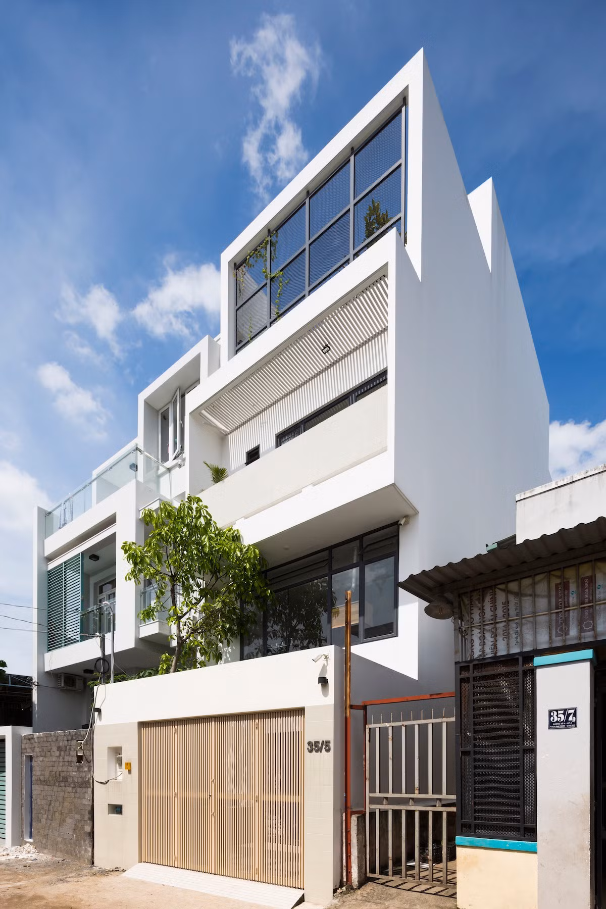 Người Sài Gòn cảm nhận được thành phố mỗi một năm qua đi lại đông đúc hơn, nén chặt hơn một chút vì sức nóng của phát triển kinh tế và đô thị. Điều này vô tình làm cho việc tận hưởng nắng sớm ngoài sân trở nên xa xỉ.