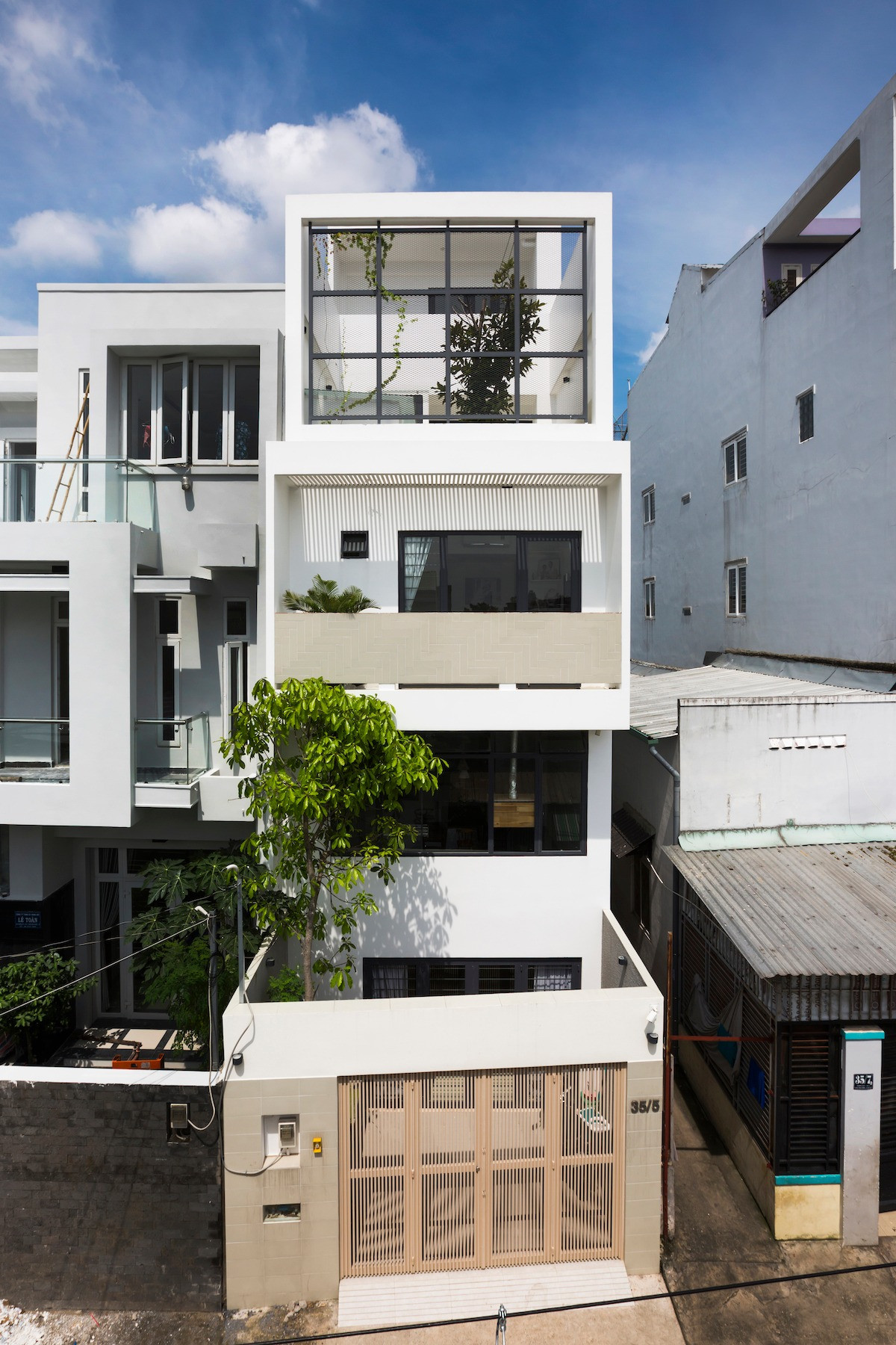 Tọa lạc tại TP Thủ Đức (TP HCM), Nhà Thủ Đức được thiết kế giúp gia chủ có những phút giây thư thái đón nắng sớm ngoài sân giữa một Sài Gòn tấp nập.