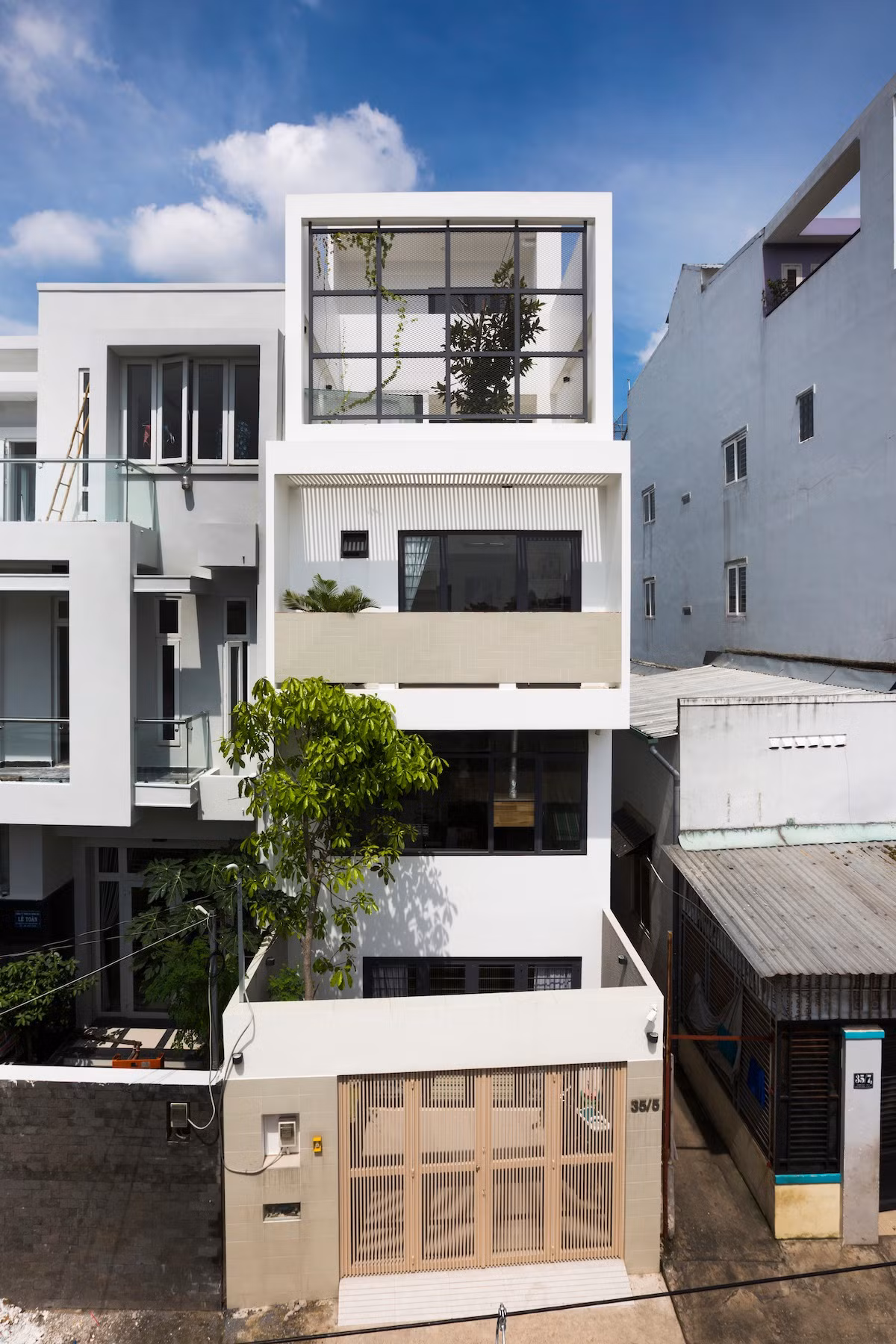 Thiet ke lech tang, nha pho mang nang gio vao tung goc