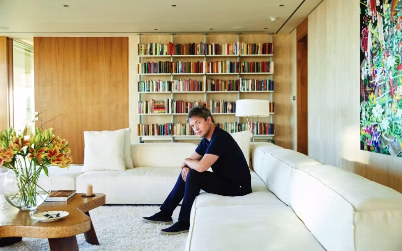 Ông đã ký cam kết cho đi ít nhất một nửa tài sản theo Giving Pledge do Warren Buffett và Bill Gates khởi xướng. Ảnh: Los Angeles Magazine