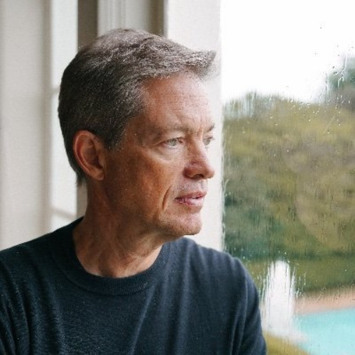 Và sau 16 năm, tỷ phú "lập dị" đã chuyển tới sống ổn định ở Los Angeles, Mỹ, mua nhà riêng để hai con nhỏ mới chào đời có được một cuộc sống ổn định và phát triển tốt. Ảnh: Medium