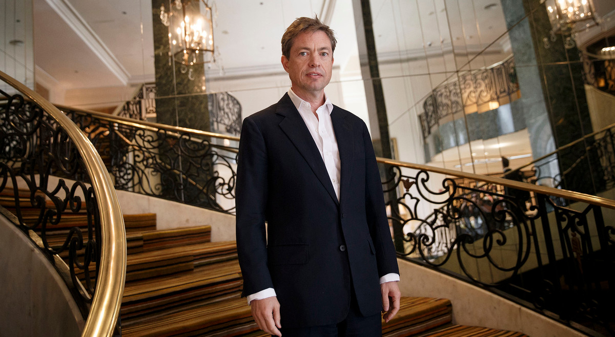 Tỷ phú sinh ra ở Pháp nhưng sống ở Mỹ này không mua hoặc thuê nhà, không sở hữu ô tô hay thậm chí là đồng hồ. Ông chỉ đem theo một ít đồ đạc trong một chiếc cặp tài liệu. Ảnh: Bloomberg