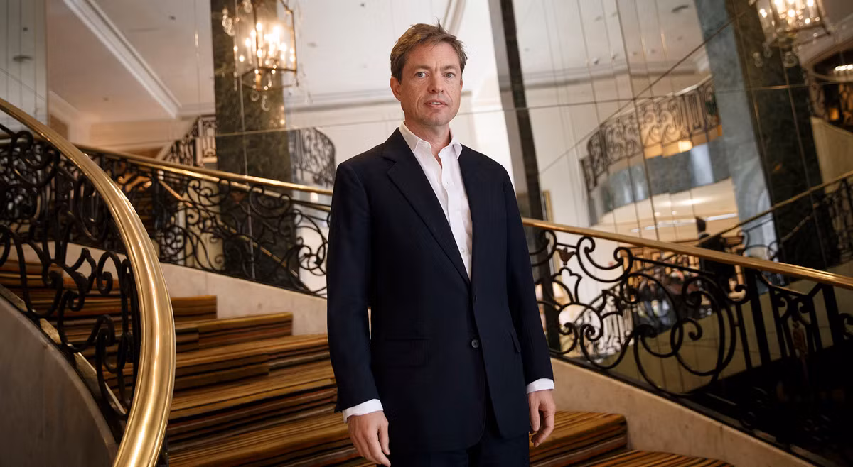 Tỷ phú sinh ra ở Pháp nhưng sống ở Mỹ này không mua hoặc thuê nhà, không sở hữu ô tô hay thậm chí là đồng hồ. Ông chỉ đem theo một ít đồ đạc trong một chiếc cặp tài liệu. Ảnh: Bloomberg