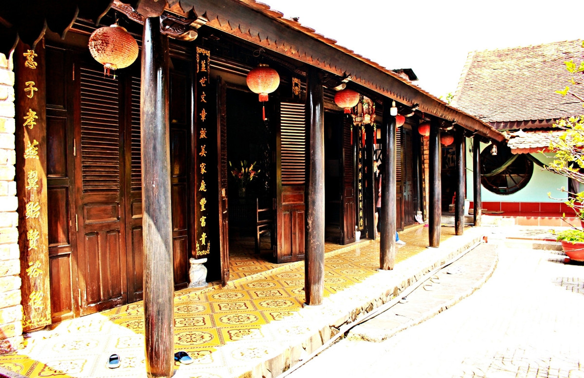 Ông Minh Tâm đi khắp vùng sưu tầm và mua khoảng 40 căn nhà gỗ kiểu miền Nam đã hư hỏng, sắp bị phá dỡ rồi lọc lấy từng bộ phận còn tốt. Sau hai năm sưu tầm ông mới đủ vật liệu. Ảnh: Vietnamnet