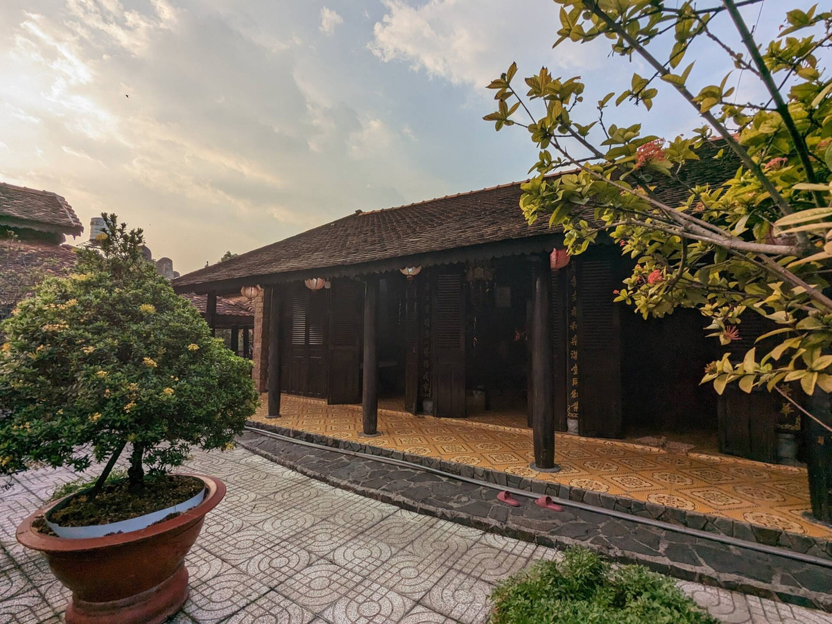 Vì thế, năm 1993, ông quyết định bán 1.000m2 được cha mẹ chia khi xưa để lấy kinh phí và bắt đầu quá trình phục dựng ngôi nhà tuổi thơ. Ảnh: Vnexpress