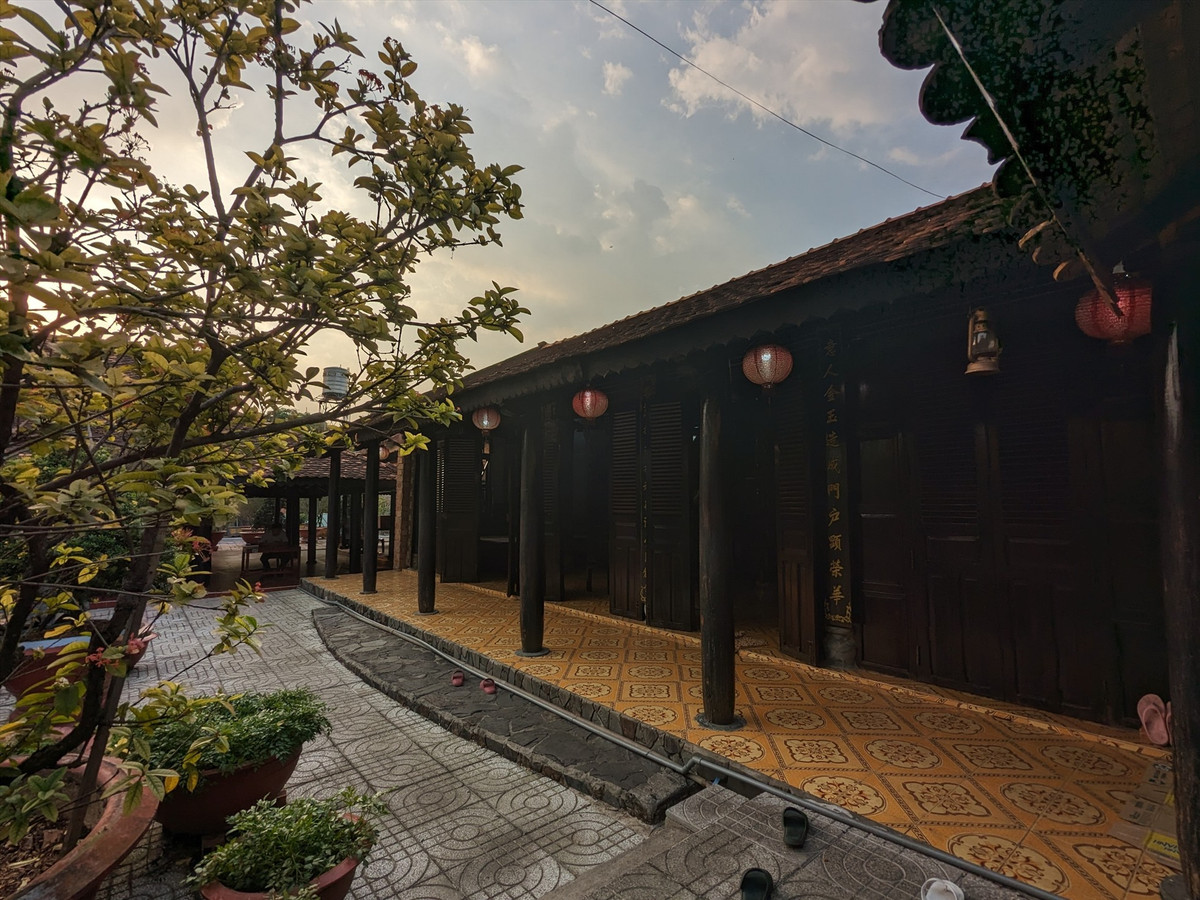 Cuộc sống đầy đủ, có biệt thự rộng lớn nhưng ông Tâm lại thèm mùi khói rơm, màu gạch tàu, mái ngói đỏ của ngôi nhà gỗ cũ. Ảnh: Lao động