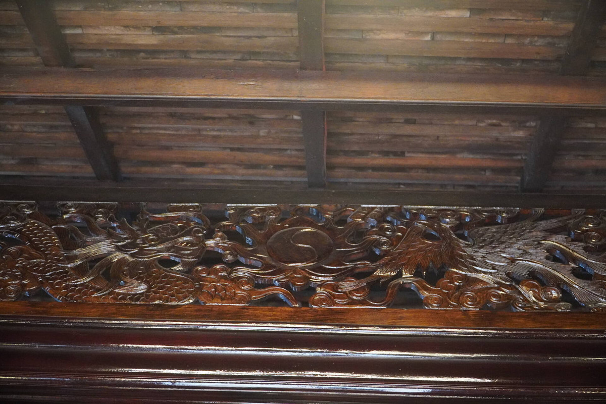 Chi tiết chạm khắc hoa văn rồng phụng tinh xảo. Ảnh: Happynest