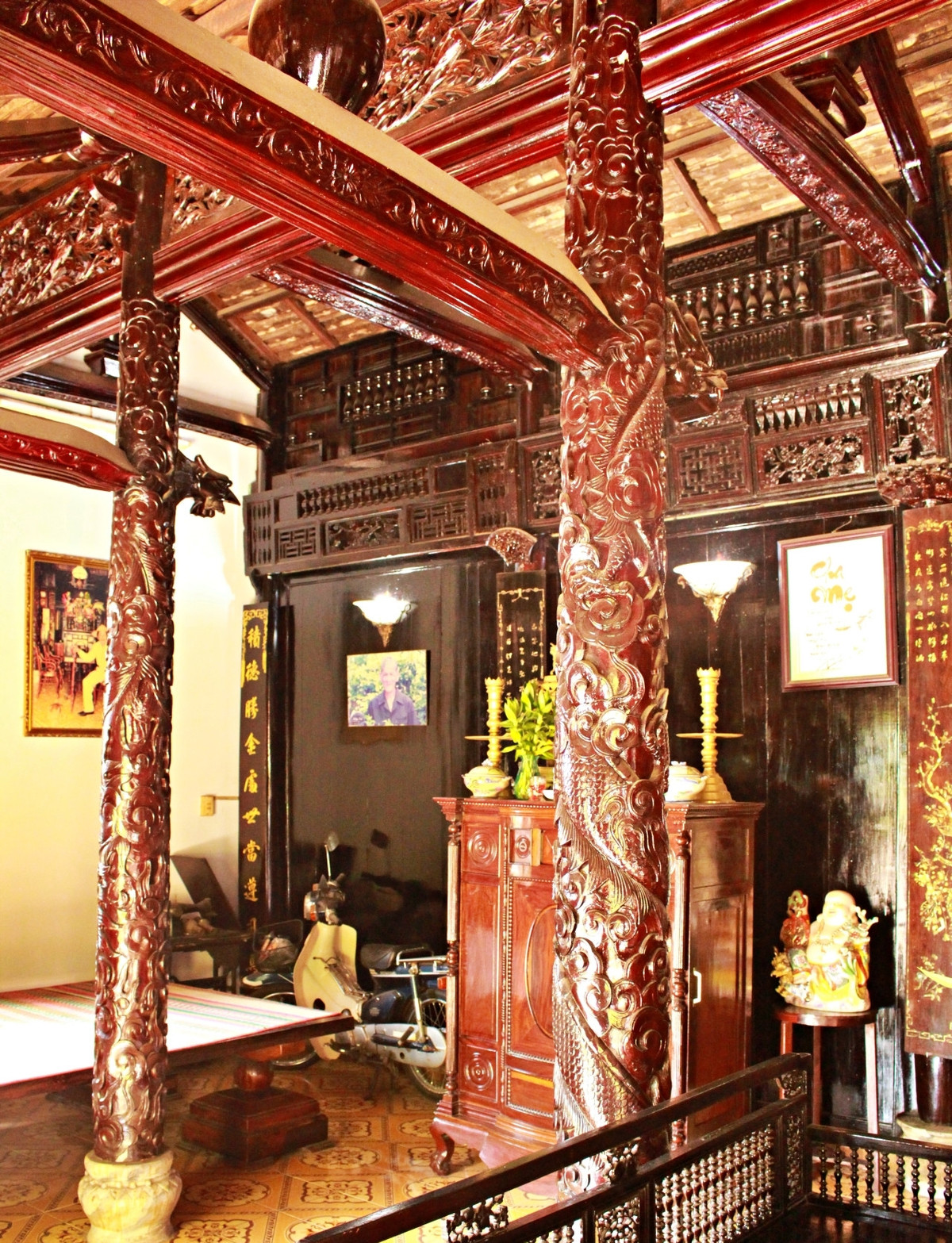 Việc phục dựng ngôi nhà đúng khoảng 80% kiến trúc ban đầu. Các cột, kèo, đòn tay, bao lơn đều do thợ giỏi chạm khắc họa tiết long phụng, hoa văn tinh xảo. Ảnh: Vietnamnet