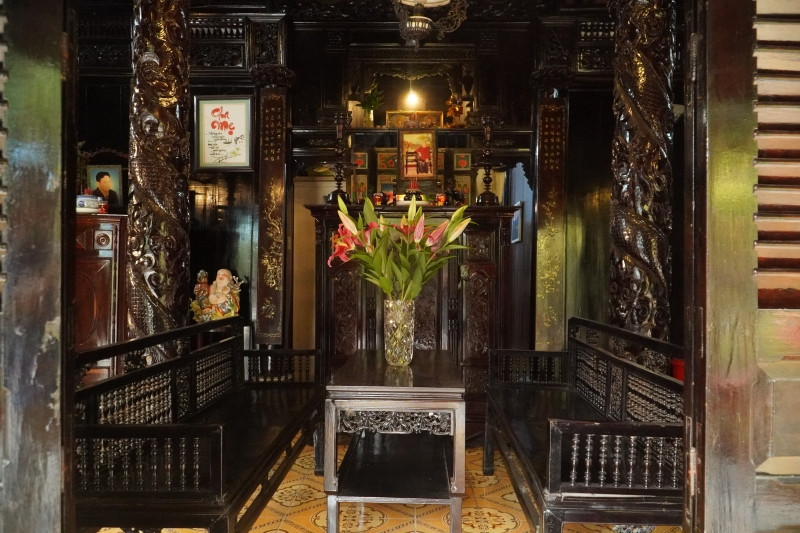 Ông Tâm cho biết số tiền dựng lại căn nhà cổ tốn gần 300 cây vàng, bằng chi phí xây mới 2-3 căn nhà gạch. Ảnh: Vnexpress