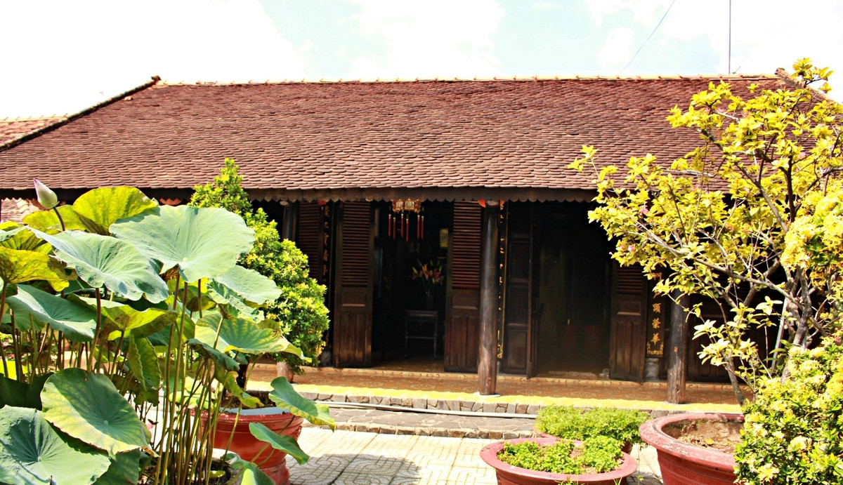 Ông Hồ Minh Tâm (SN 1964, TP. Thủ Dầu Một, Bình Dương) được mọi người biết đến với căn nhà gỗ cổ đặc biệt lọt thỏm giữa vườn cây cảnh xanh mướt. Ảnh: vietnamnet