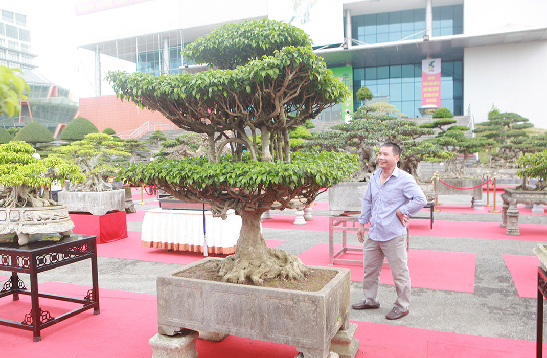 Tác phẩm sanh cổ có 3 tầng giống hình chùa Một Cột. Mỗi tầng hình dáng khác nhau, tầng gần thân (dưới cùng) phẳng, tầng 2 hơi lõm xuống và tầng 3 hình quả Phúc. Ảnh: Dân Việt