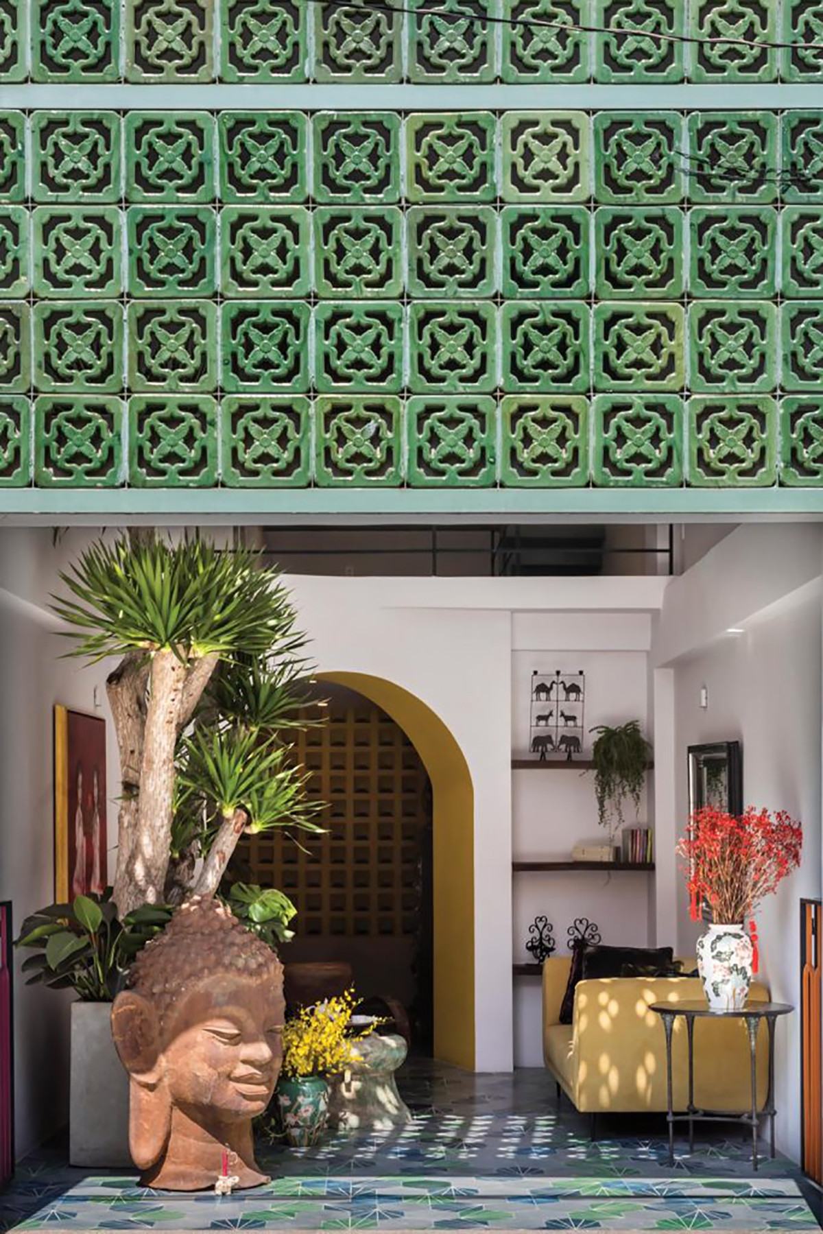 Nhìn từ bên ngoài, ngôi nhà phố nổi bật với hệ bức tường gạch bông gió cùng với lối thiết kế đương đại đặc biệt.