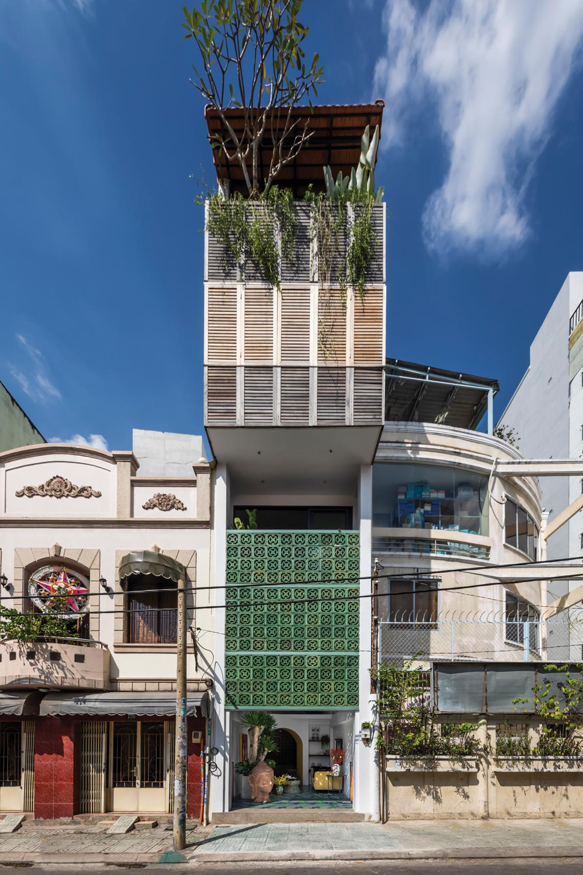 Tọa lạc tại Quận 1, khu vực trung tâm thành phố đông đúc và náo nhiệt của Sài Gòn, ngôi nhà có diện tích 3x10m gồm ba tầng.