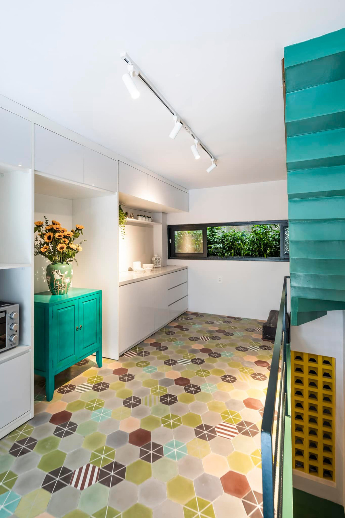 Tầng lửng bố trí phòng bếp và khu vực ăn uống. Ba phòng ngủ nằm ở tầng 1 và tầng 2.