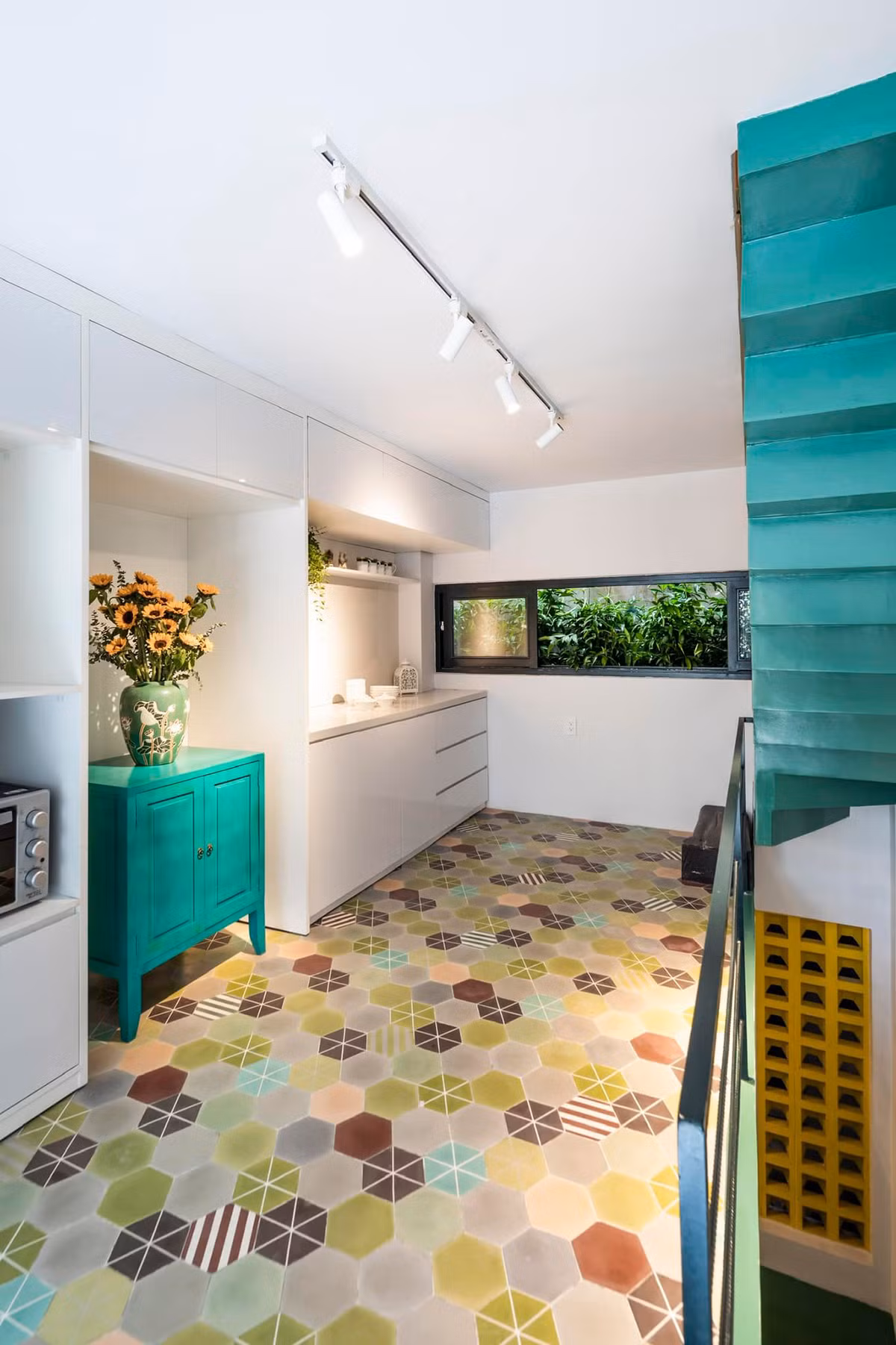 Tầng lửng bố trí phòng bếp và khu vực ăn uống. Ba phòng ngủ nằm ở tầng 1 và tầng 2.