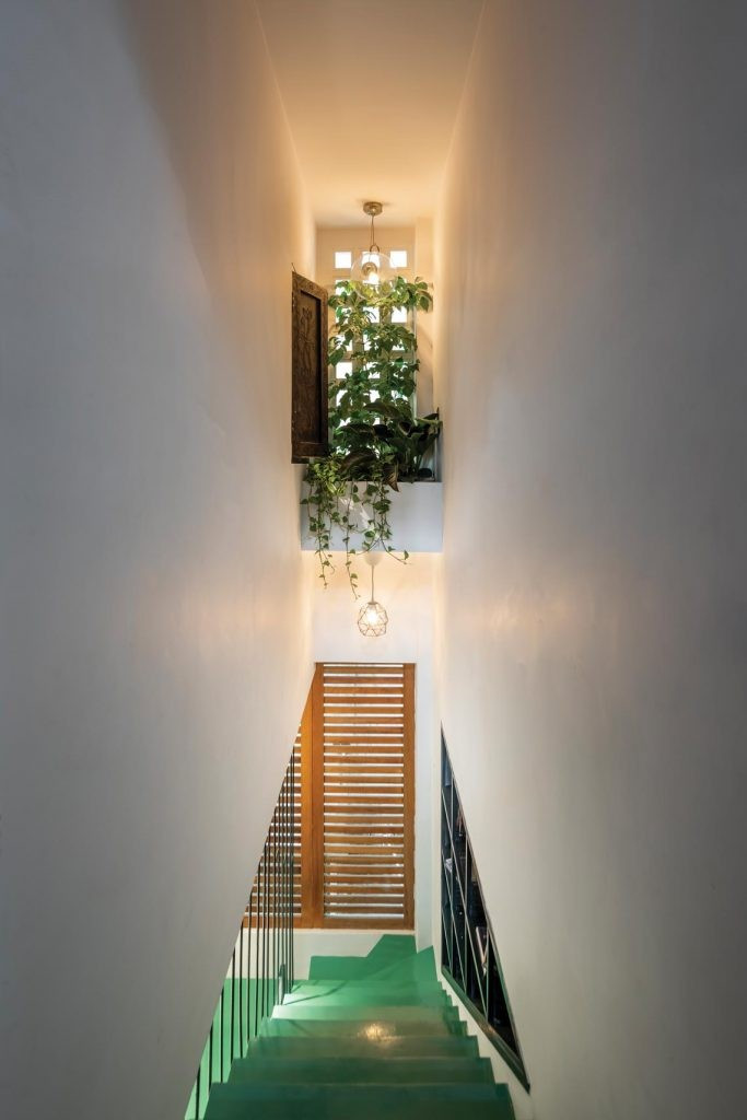 Lên đến tầng 2, vị trí cầu thang lại chuyển về nửa phía trước.