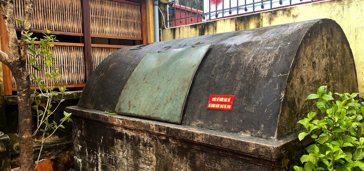 Bể nước nơi góc sân mang dấu chân Người đến nay vẫn còn nguyên vẹn. Ảnh: Tổ quốc.