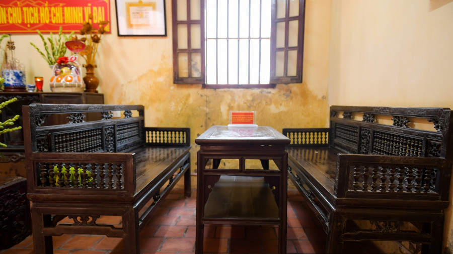 Bên trong ngôi nhà chứa đựng nhiều kỷ vật, tài liệu quý giá năm xưa và những câu chuyện về Bác Hồ. Trong ảnh là bộ tràng kỷ Bác ngồi làm việc suốt thời gian ở đây. Ảnh: Dân Việt
