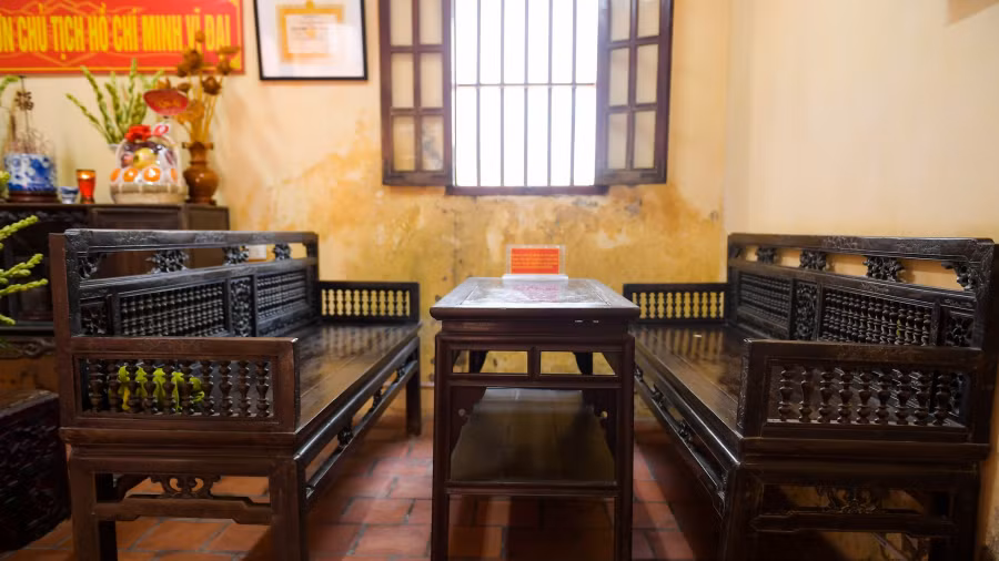 Bên trong ngôi nhà chứa đựng nhiều kỷ vật, tài liệu quý giá năm xưa và những câu chuyện về Bác Hồ. Trong ảnh là bộ tràng kỷ Bác ngồi làm việc suốt thời gian ở đây. Ảnh: Dân Việt