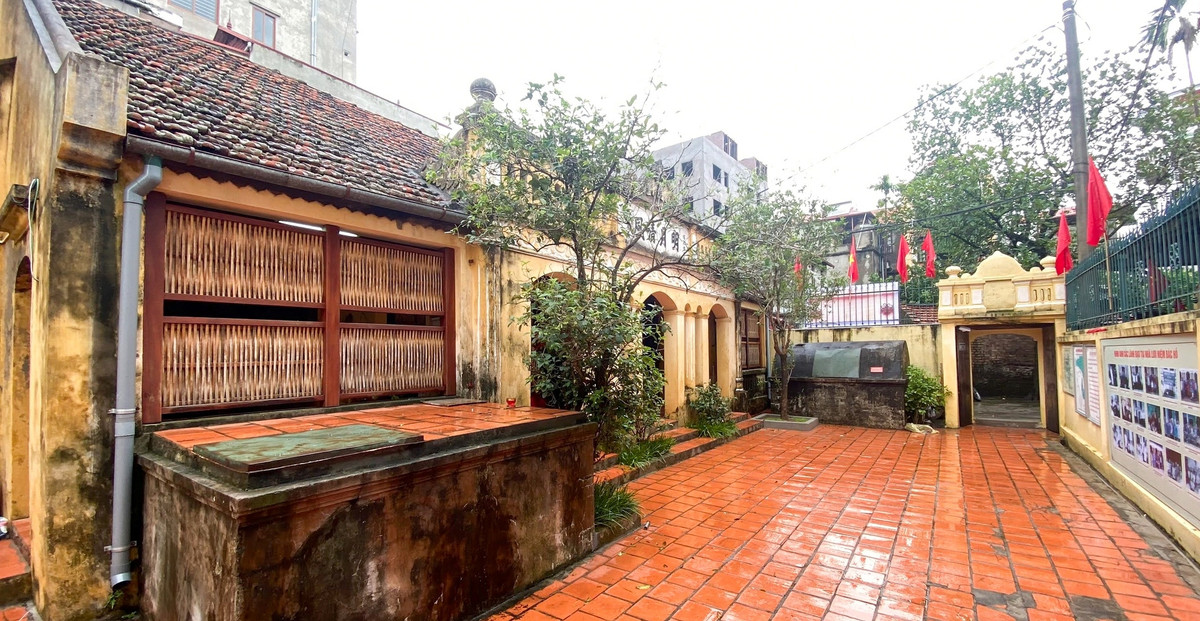 Do vị trí kín đáo, lại nằm trong vùng an toàn khu ngoại thành Hà Nội nên ngôi nhà được lựa chọn làm địa điểm dừng chân của Bác Hồ (từ ngày 23/8 đến 25/8/1945), khi Người từ chiến khu Việt Bắc trở về, chuẩn bị cho Ngày Quốc Khánh 2/9/1945, khai sinh ra nước Việt Nam Dân chủ Cộng hòa. Ảnh: Tổ quốc