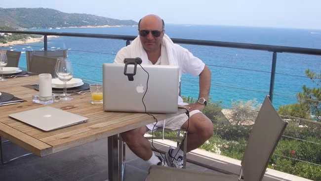 Kevin O’Leary cho biết có thể đến một cửa hàng cao cấp và mua gà quay với giá cao hơn 40%. Nhưng nó cũng chỉ là gà quay mà thôi. "Tại sao phải bỏ ra số tiền lớn hơn hẳn", ông nói. Ảnh: Getty