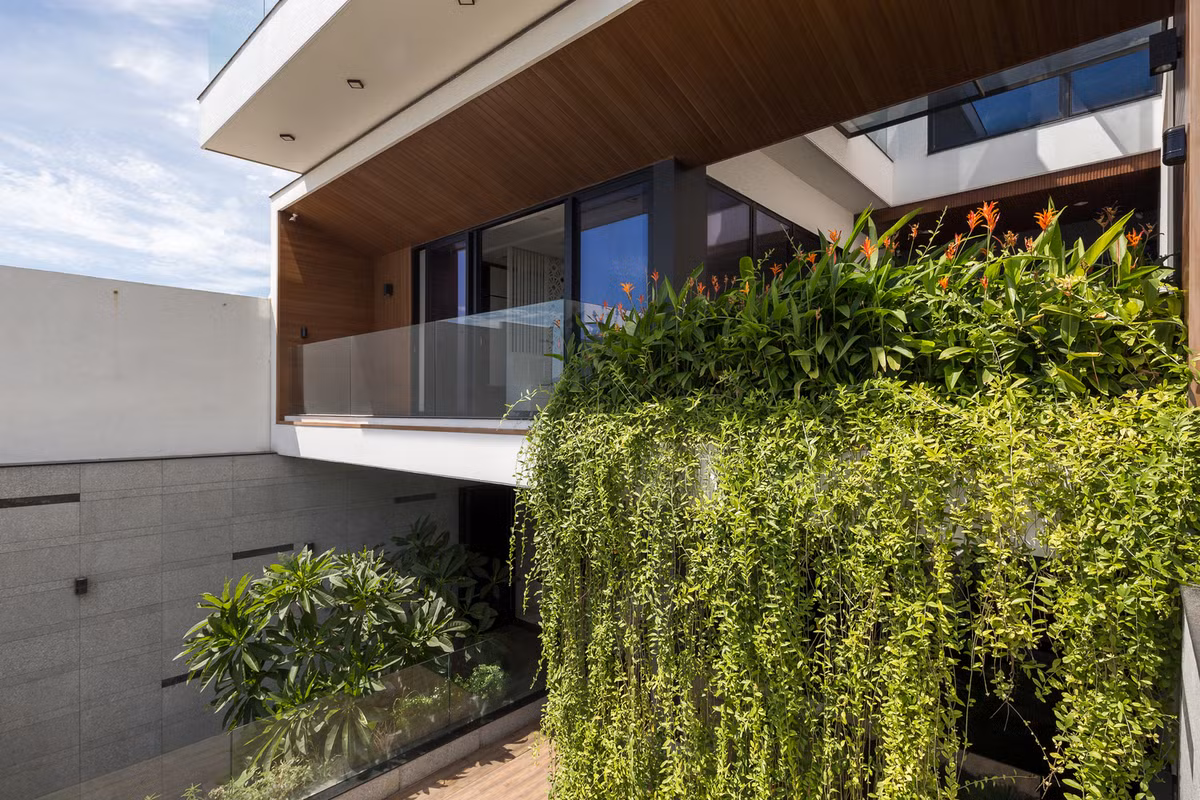 Từ ý tưởng tạo không gian xanh hài hoà với thiên nhiên, toàn bộ toà nhà được thiết kế mở, nhiều cây xanh, tận dụng ánh sáng tự nhiên ngoài trời.