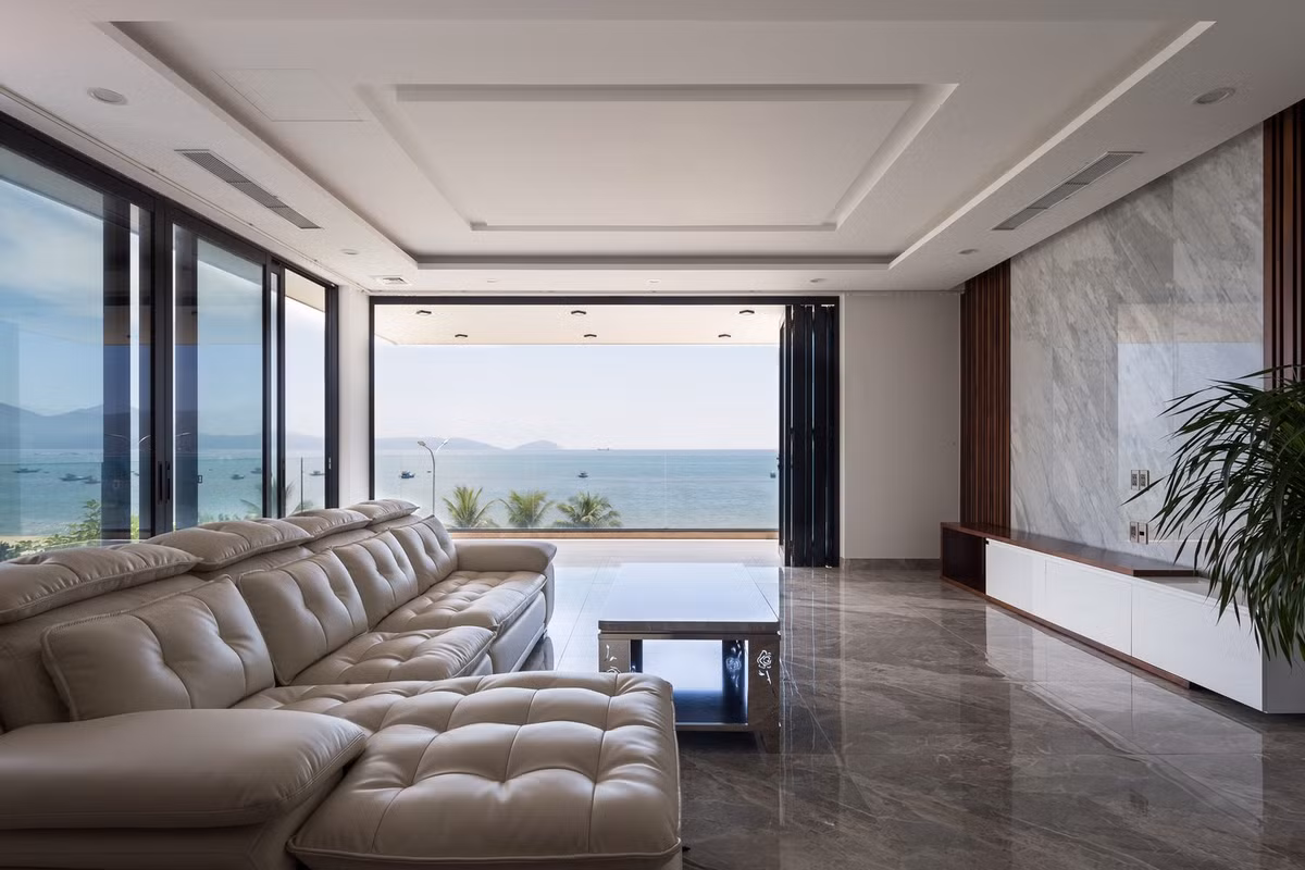 Ngôi nhà gồm 3 tầng với tổng diện tích sử dụng 578m2. Các không gian chính đều hướng tầm nhìn ra biển.