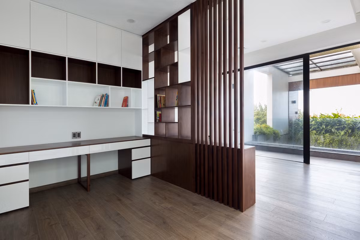 Các không gian sinh hoạt ở tầng 2 liên kết bởi hành lang cạnh khoảng trống, tạo cảm giác đón nắng, gió và hương biển của vịnh Đà Nẵng vào từng bước chân vào nhà. Nguồn ảnh: AVA Architects Việt Nam