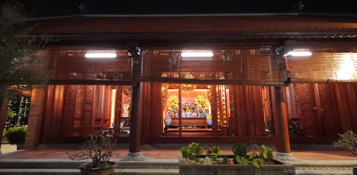 Toàn bộ ngôi nhà cổ được làm bằng gỗ lim Lào nguyên khối, trị giá khoảng 8 tỷ đồng.