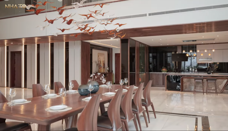 Nội thất trong nhà là gỗ óc chó tự nhiên kết hợp một số dòng cao cấp làm điểm nhấn.