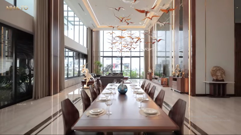 Toàn bộ không gian phòng khách rộng hơn 500 m2 thiết kế mở hoàn toàn để gia chủ có thể ngắm mây trời và cảnh quan Hà Nội.